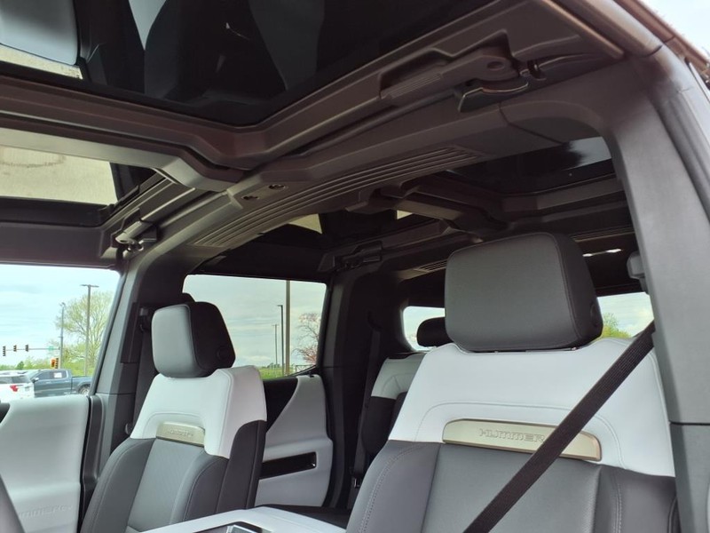 GMC HUMMER EV SUV Vehicle Full-screen Gallery Image 5