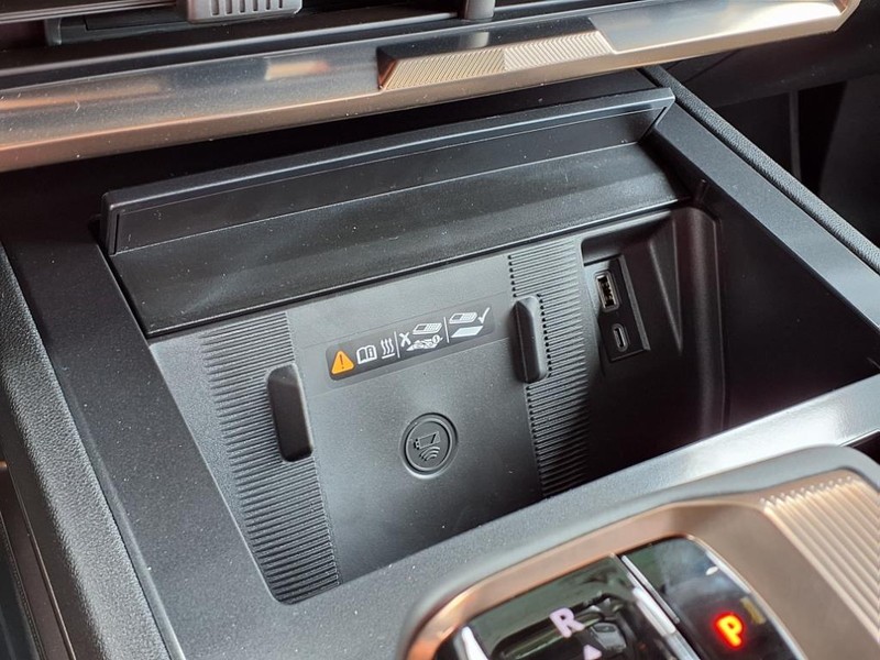 GMC HUMMER EV SUV Vehicle Full-screen Gallery Image 11