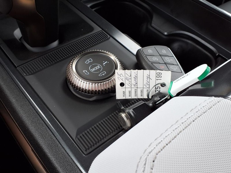 GMC HUMMER EV SUV Vehicle Full-screen Gallery Image 13