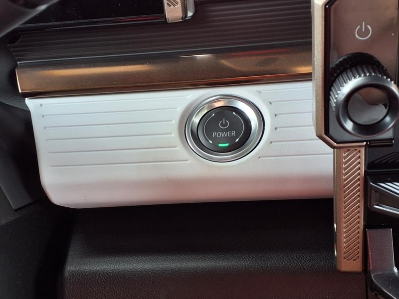 GMC HUMMER EV SUV Vehicle Full-screen Gallery Image 14