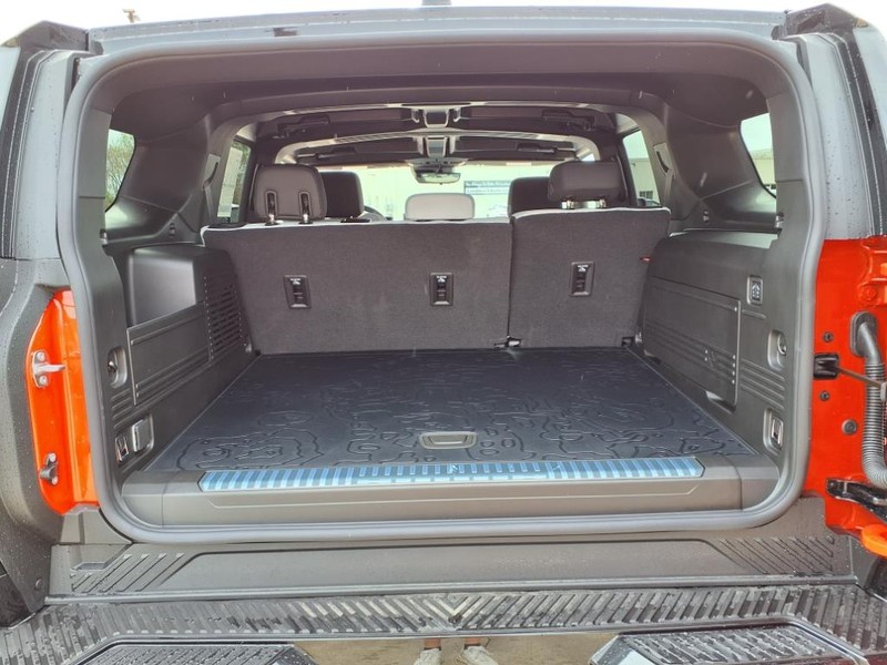 GMC HUMMER EV SUV Vehicle Full-screen Gallery Image 24