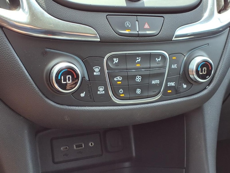 Chevrolet Equinox Vehicle Full-screen Gallery Image 11