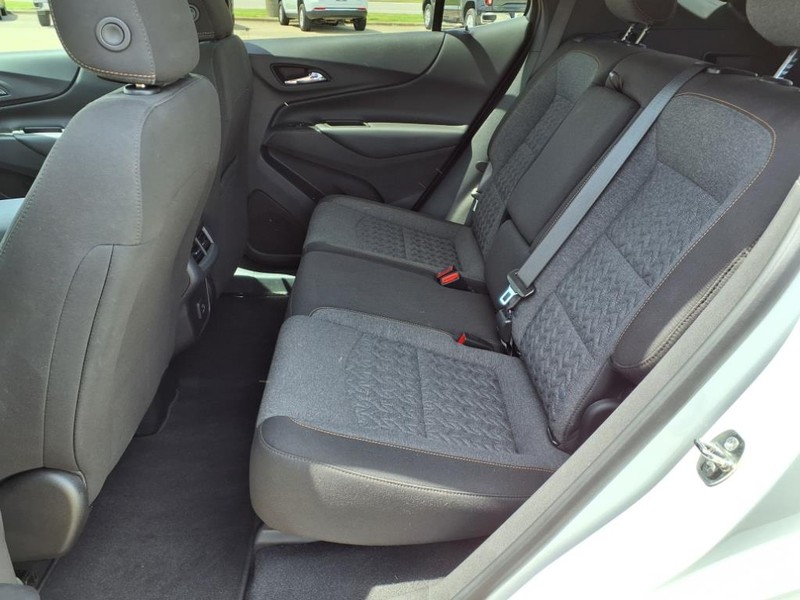 Chevrolet Equinox Vehicle Full-screen Gallery Image 23