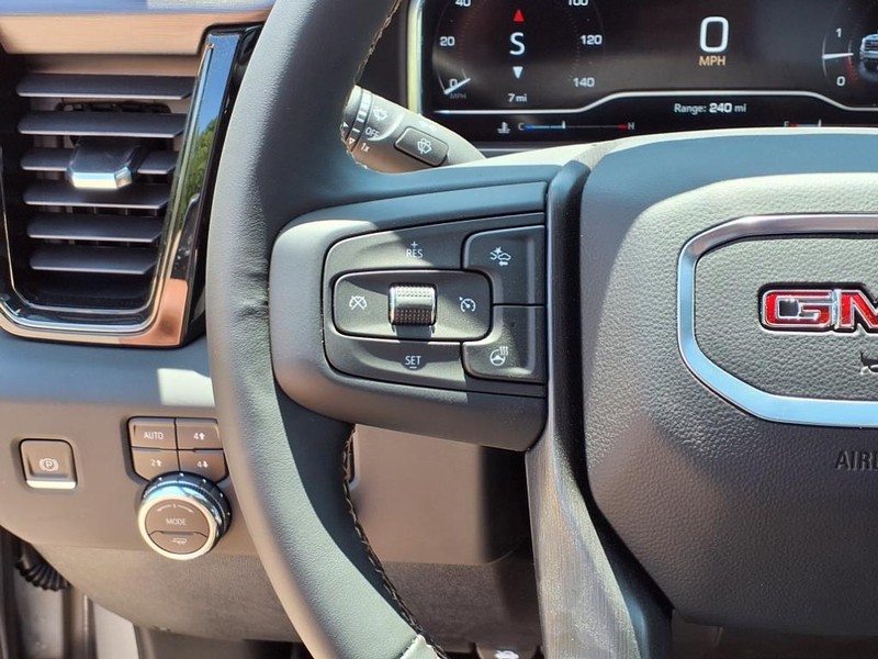 GMC Sierra 2500HD Vehicle Full-screen Gallery Image 15