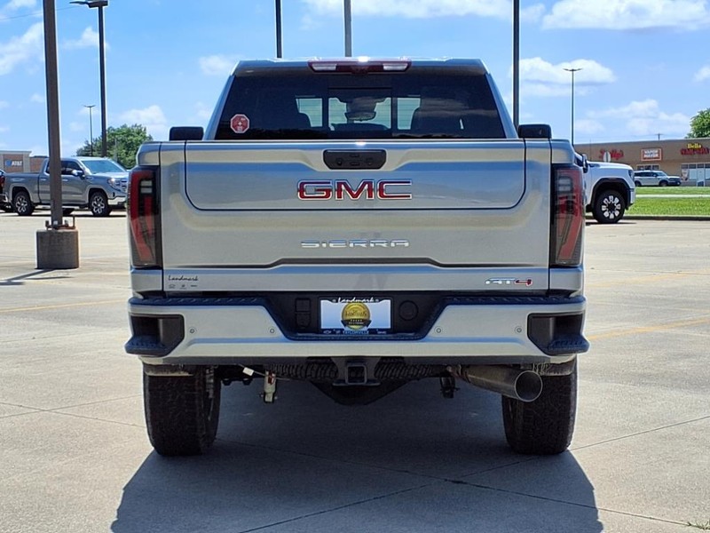 GMC Sierra 2500HD Vehicle Full-screen Gallery Image 25