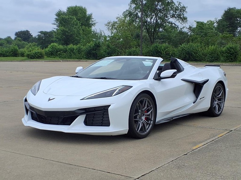 Chevrolet Corvette Vehicle Full-screen Gallery Image 2
