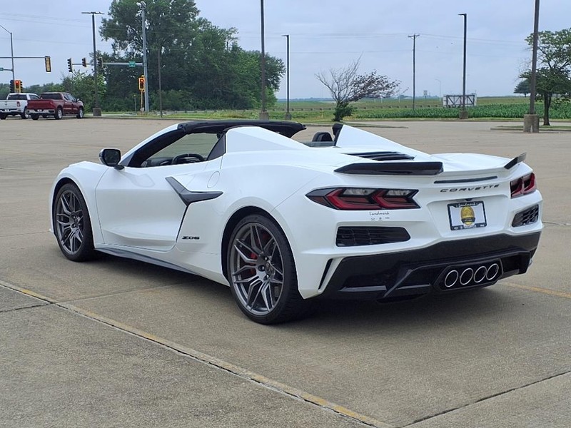 Chevrolet Corvette Vehicle Full-screen Gallery Image 3