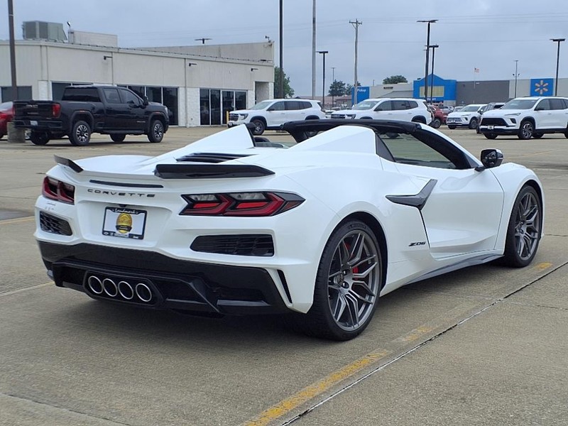 Chevrolet Corvette Vehicle Full-screen Gallery Image 4