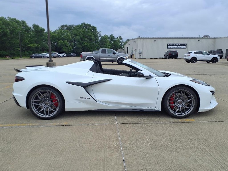 Chevrolet Corvette Vehicle Full-screen Gallery Image 5