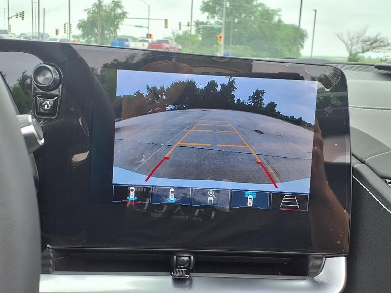 Chevrolet Corvette Vehicle Full-screen Gallery Image 11