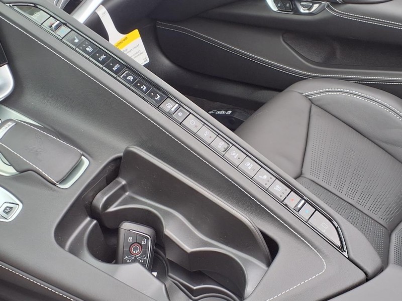 Chevrolet Corvette Vehicle Full-screen Gallery Image 13