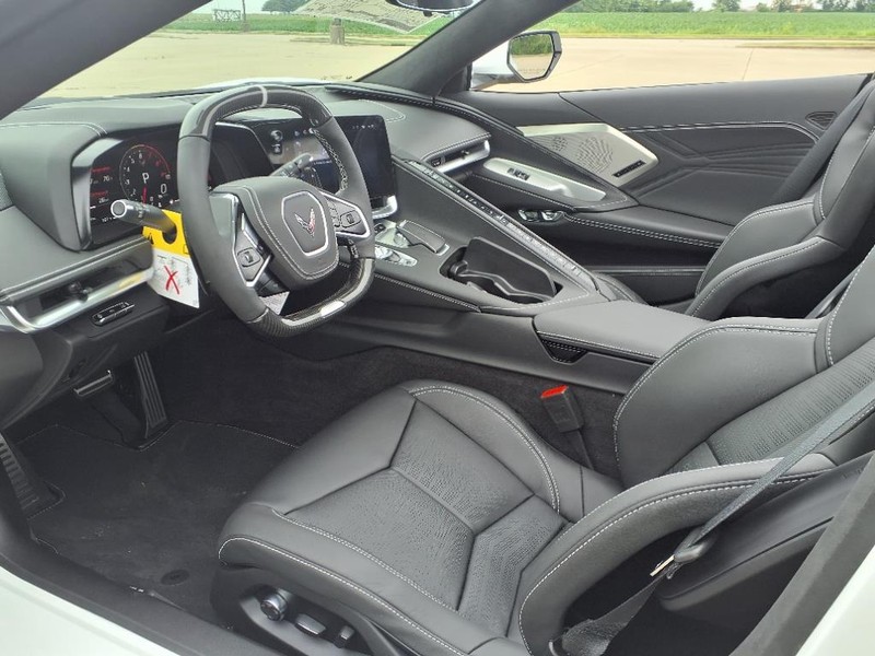 Chevrolet Corvette Vehicle Full-screen Gallery Image 18