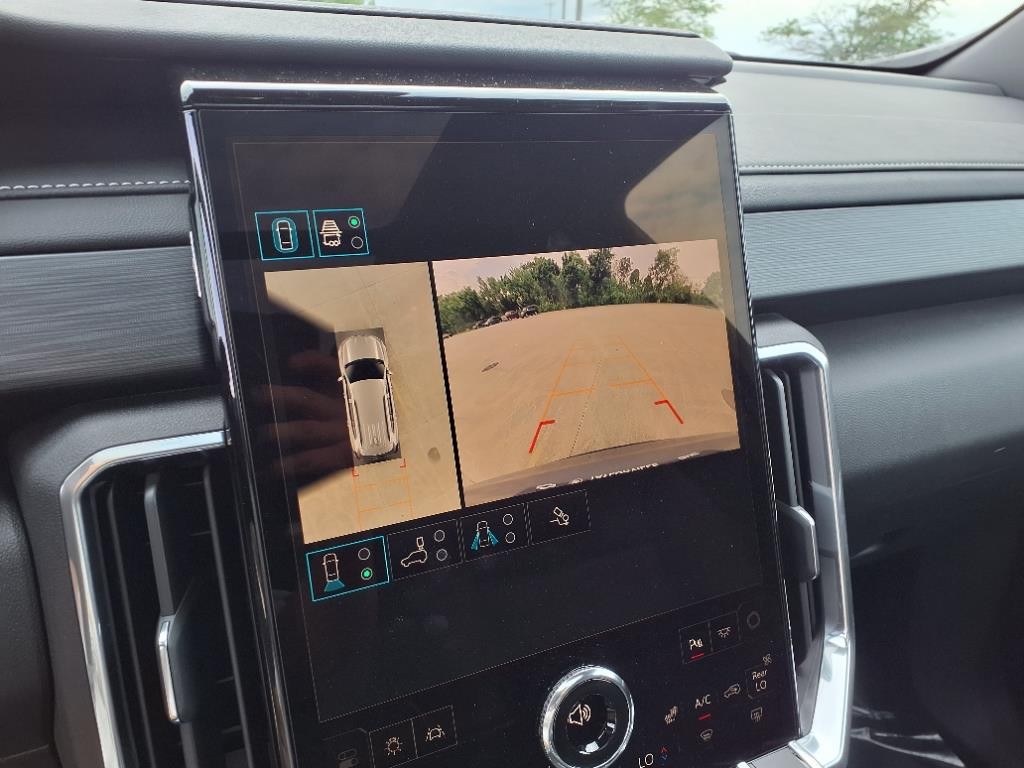 GMC Acadia Vehicle Full-screen Gallery Image 9