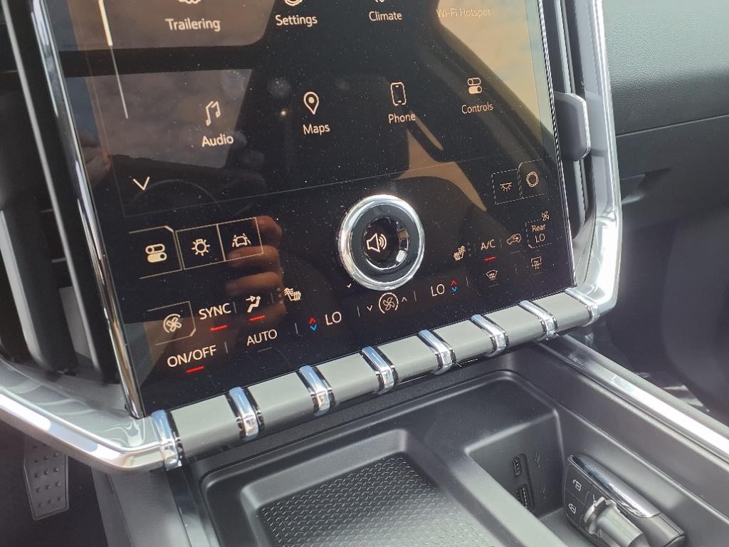 GMC Acadia Vehicle Full-screen Gallery Image 10