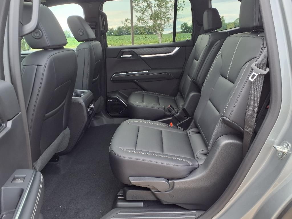 GMC Acadia Vehicle Full-screen Gallery Image 17