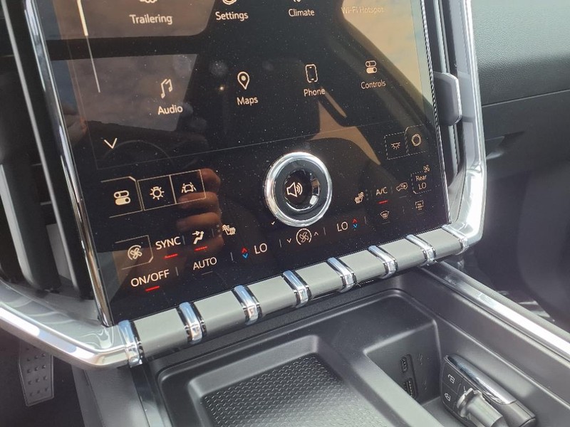 GMC Acadia Vehicle Full-screen Gallery Image 10