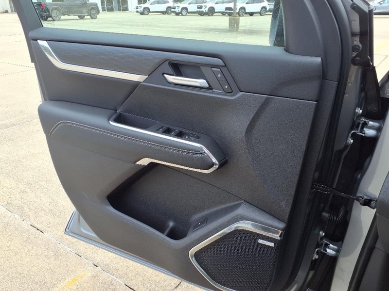 GMC Acadia Vehicle Full-screen Gallery Image 14