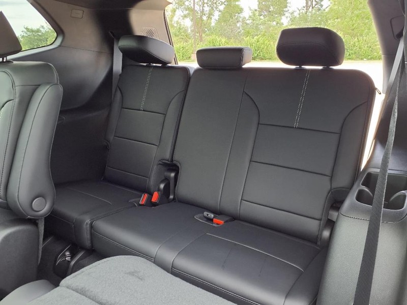 GMC Acadia Vehicle Full-screen Gallery Image 18