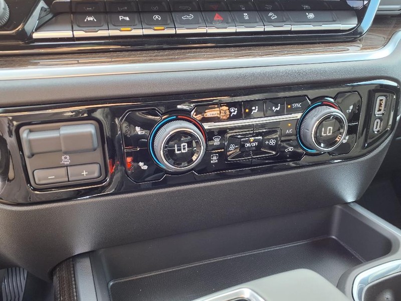 Chevrolet Silverado 1500 Vehicle Full-screen Gallery Image 11