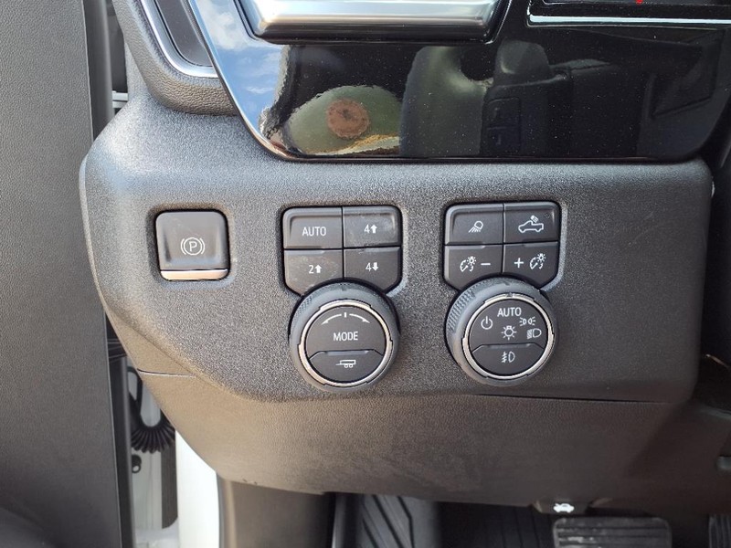 Chevrolet Silverado 1500 Vehicle Full-screen Gallery Image 16