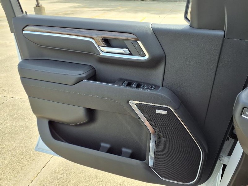 Chevrolet Silverado 1500 Vehicle Full-screen Gallery Image 17