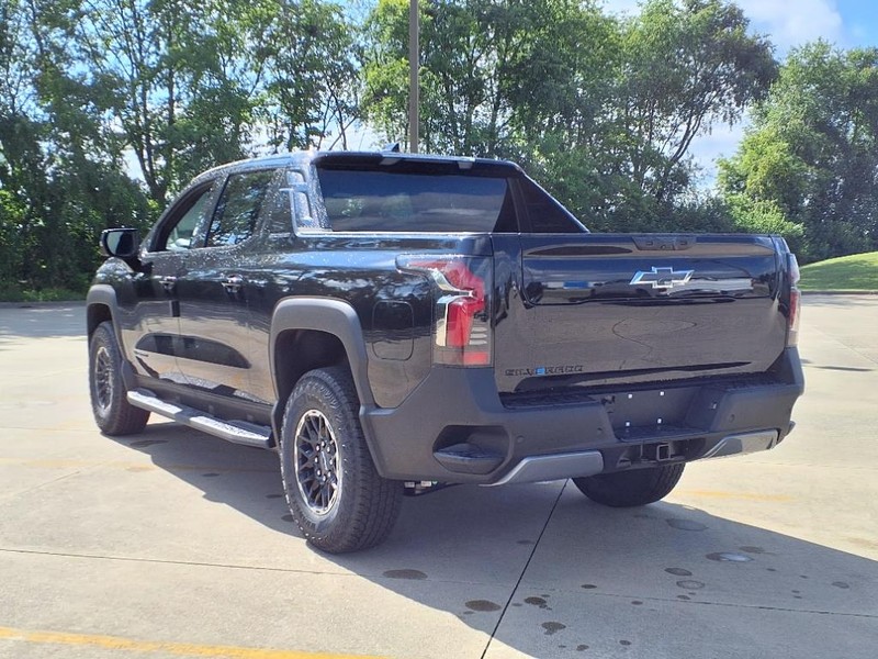 Chevrolet Silverado EV Vehicle Full-screen Gallery Image 3
