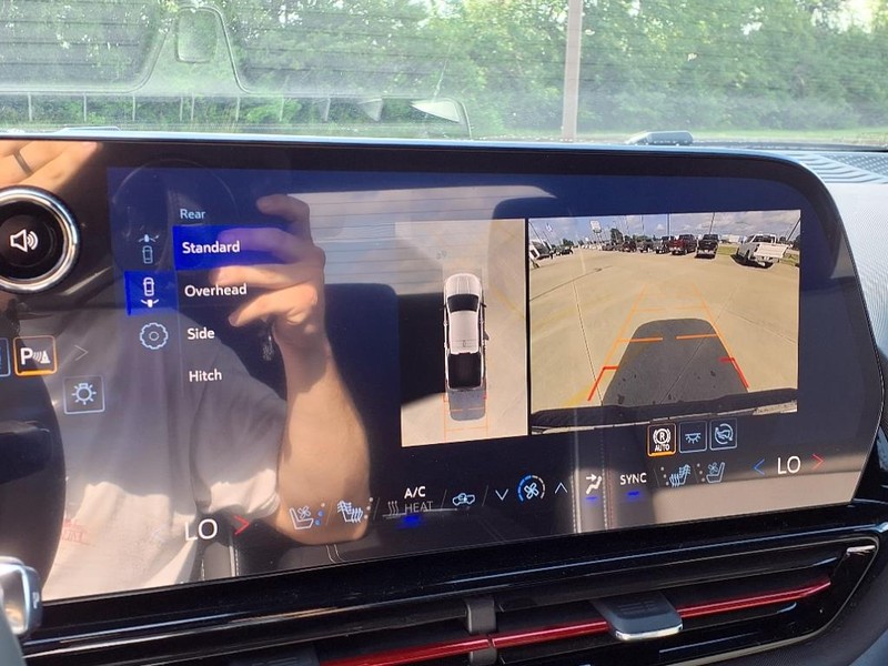 Chevrolet Silverado EV Vehicle Full-screen Gallery Image 9