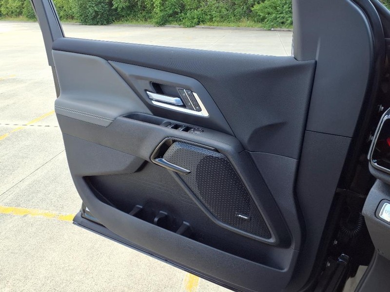 Chevrolet Silverado EV Vehicle Full-screen Gallery Image 15