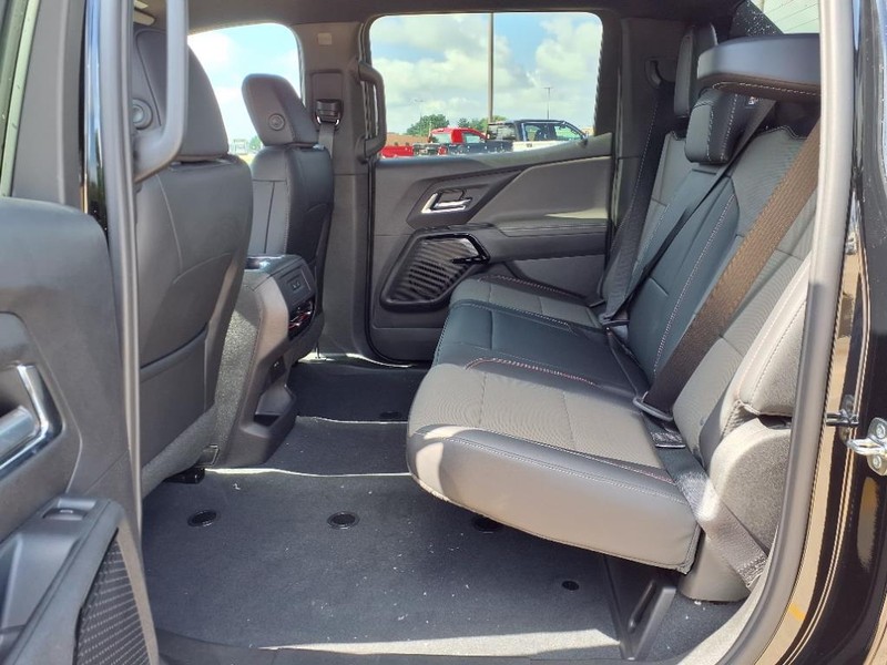 Chevrolet Silverado EV Vehicle Full-screen Gallery Image 17