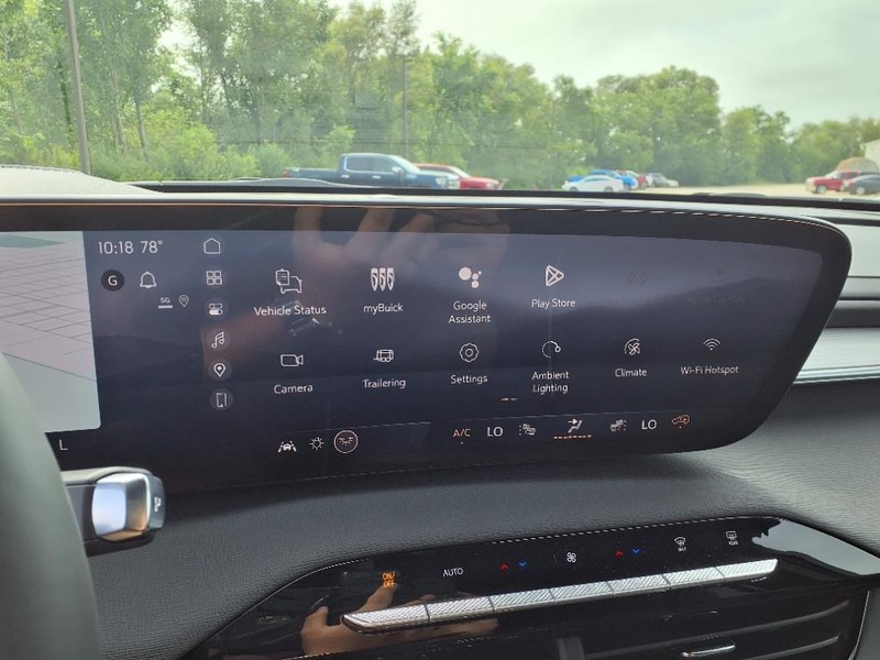 Buick Enclave Vehicle Full-screen Gallery Image 8