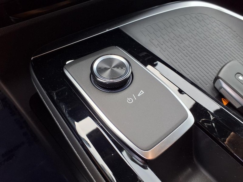 Buick Enclave Vehicle Full-screen Gallery Image 11