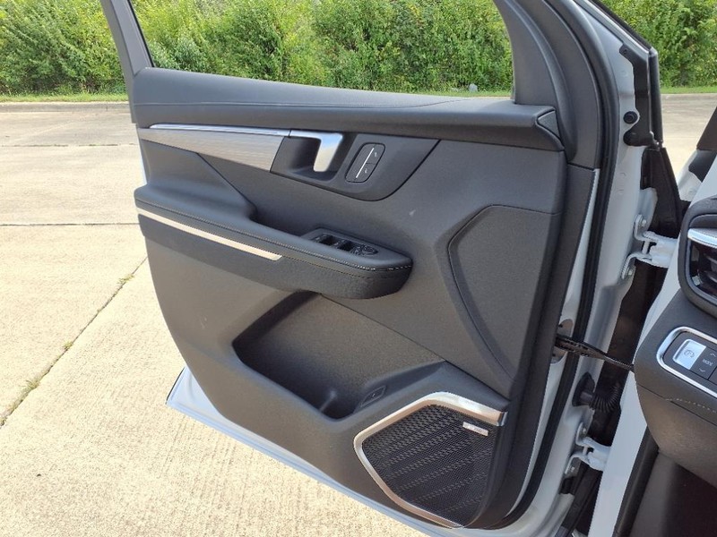 Buick Enclave Vehicle Full-screen Gallery Image 16