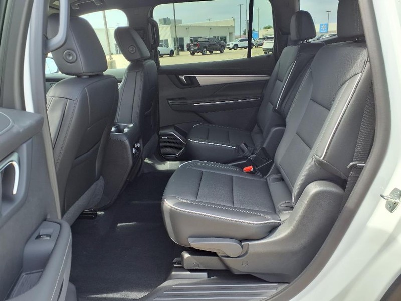 Buick Enclave Vehicle Full-screen Gallery Image 18