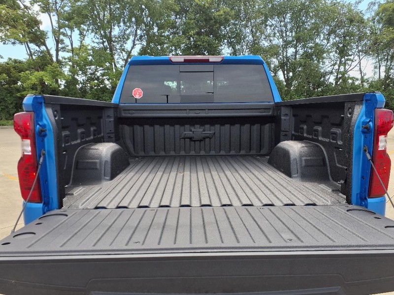 Chevrolet Silverado 1500 Vehicle Full-screen Gallery Image 18