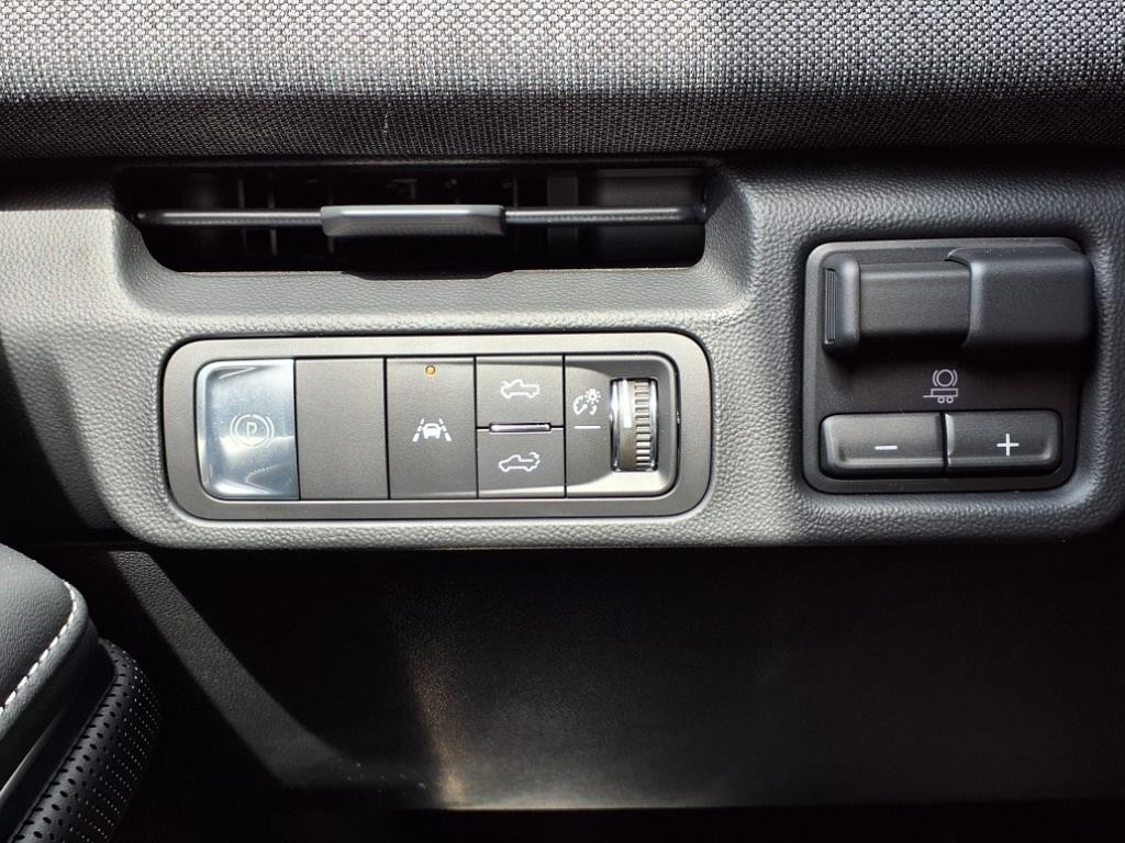 GMC Sierra EV Vehicle Full-screen Gallery Image 18