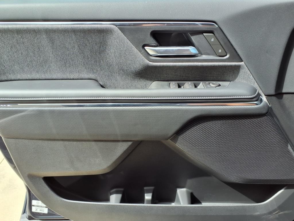 GMC Sierra EV Vehicle Full-screen Gallery Image 19