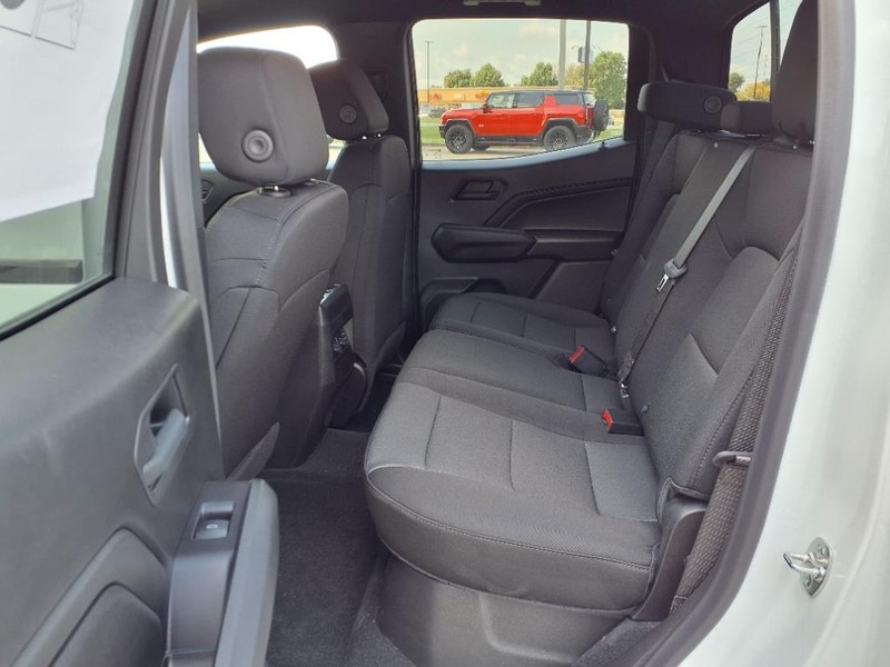 Chevrolet Colorado Vehicle Full-screen Gallery Image 16