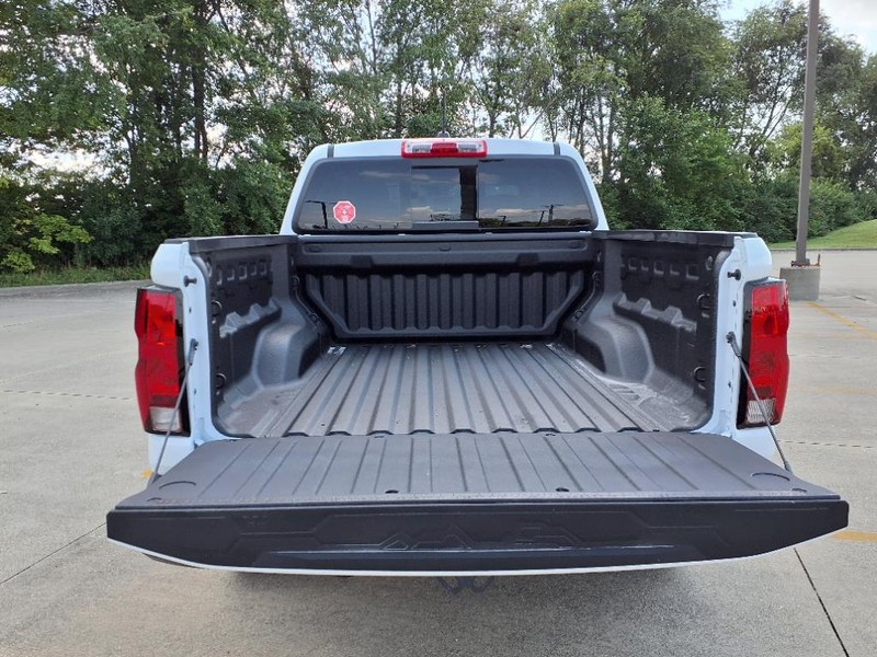 Chevrolet Colorado Vehicle Full-screen Gallery Image 17