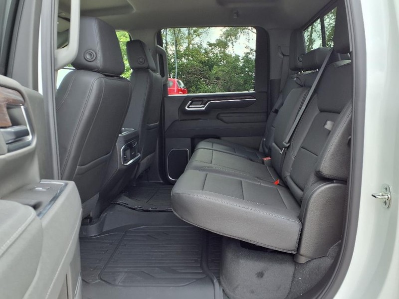 GMC Sierra 2500HD Vehicle Full-screen Gallery Image 17