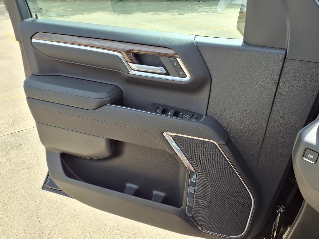 Chevrolet Silverado 1500 Vehicle Full-screen Gallery Image 15