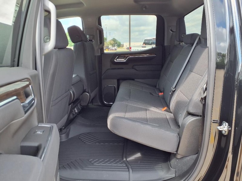 Chevrolet Silverado 1500 Vehicle Full-screen Gallery Image 17