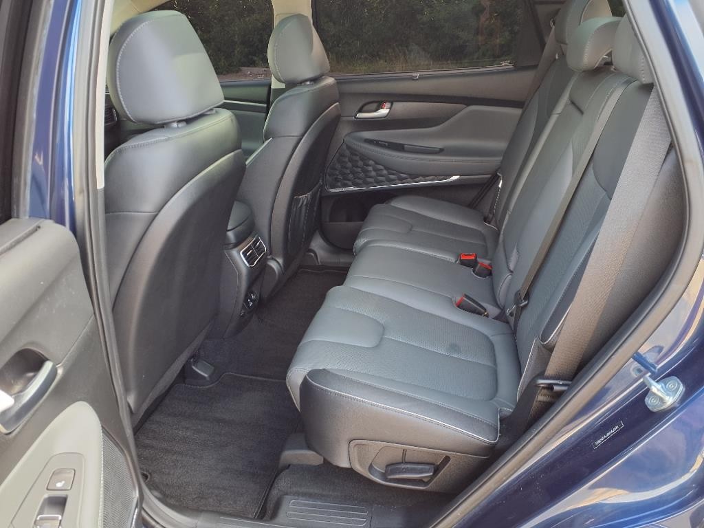 Hyundai Santa Fe Vehicle Full-screen Gallery Image 21