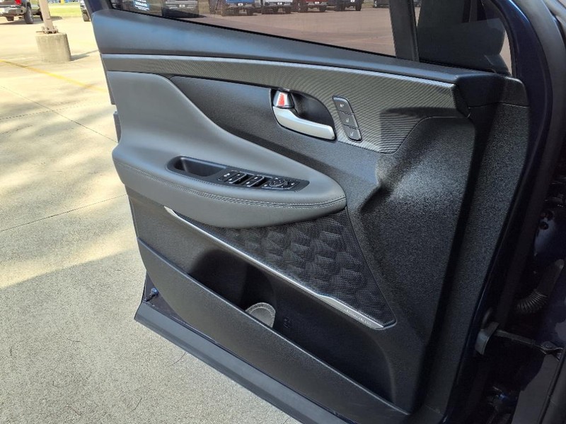 Hyundai Santa Fe Vehicle Full-screen Gallery Image 18