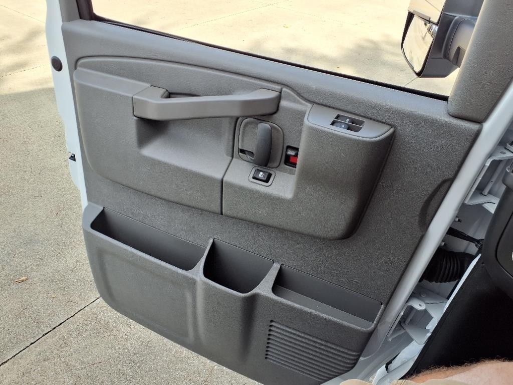 Chevrolet Express Vehicle Full-screen Gallery Image 10