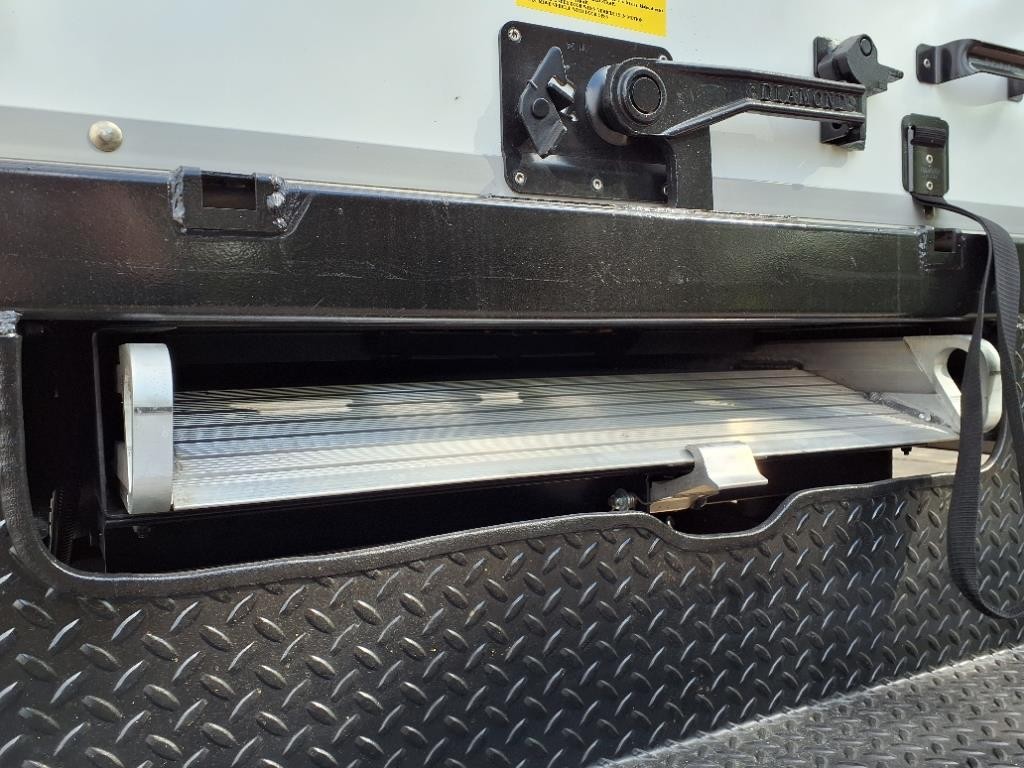 Chevrolet Express Vehicle Full-screen Gallery Image 16