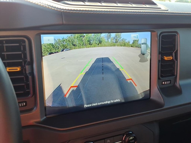 Ford Bronco Vehicle Full-screen Gallery Image 13