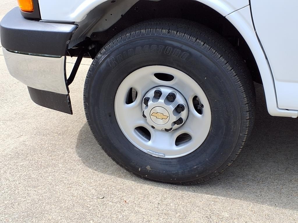 Chevrolet Express Cargo Van Vehicle Full-screen Gallery Image 17