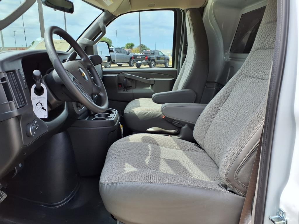 Chevrolet Express Cargo Van Vehicle Full-screen Gallery Image 18