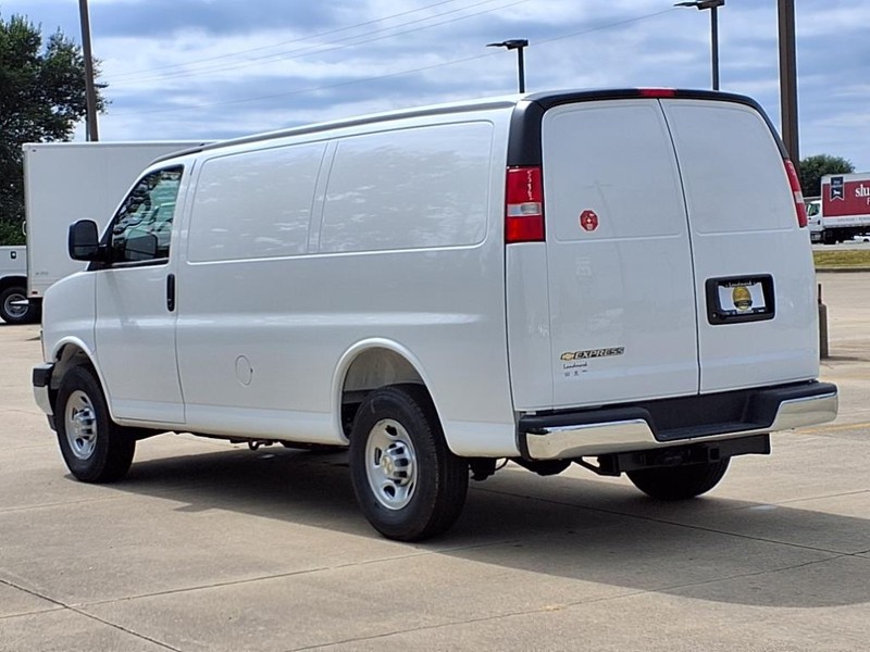 Chevrolet Express Cargo Van Vehicle Full-screen Gallery Image 3