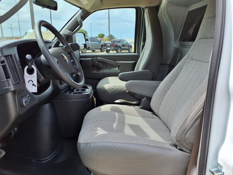Chevrolet Express Cargo Van Vehicle Full-screen Gallery Image 18